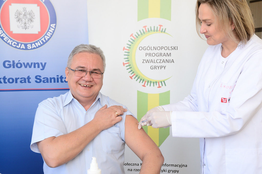 Grzegorz Hudzik - Zastępca Głównego Inspektora Sanitarnego - szczepi się przeciw grypie