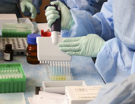 AstraZeneca i Uniwersytet w Oxfordzie ogłaszają przełomowe porozumienie dotyczące szczepionki przeciwko COVID-19